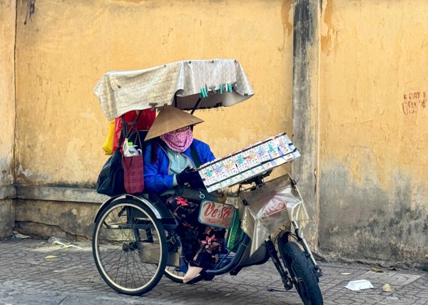 Cần lập quỹ an sinh cho người bán vé số dạo