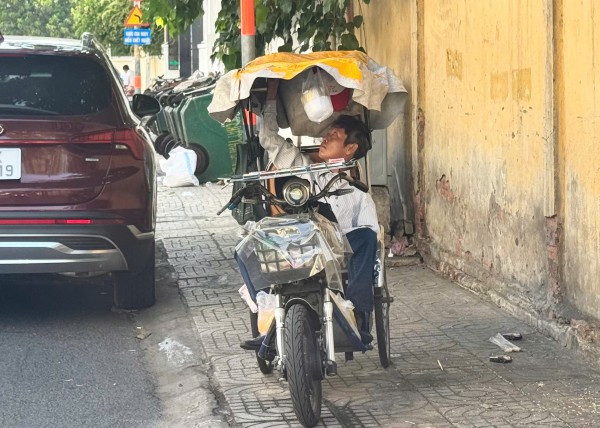 Cần lập quỹ an sinh cho người bán vé số dạo