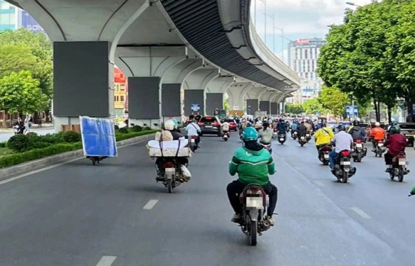 Cân nhắc việc lắp màn hình LED ở gầm cầu cạn Cân nhắc việc lắp màn hình LED ở gầm cầu cạn