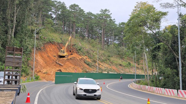 Cần từ 15 - 17 tỉ đồng sửa chữa đèo Prenn sạt lở Cần từ 15 - 17 tỉ đồng sửa chữa đèo Prenn sạt lở