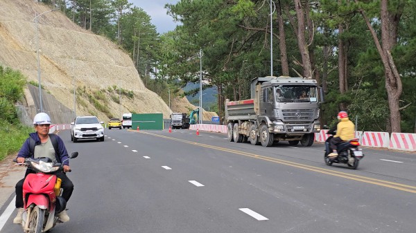 Cần từ 15 - 17 tỉ đồng sửa chữa đèo Prenn sạt lở Cần từ 15 - 17 tỉ đồng sửa chữa đèo Prenn sạt lở