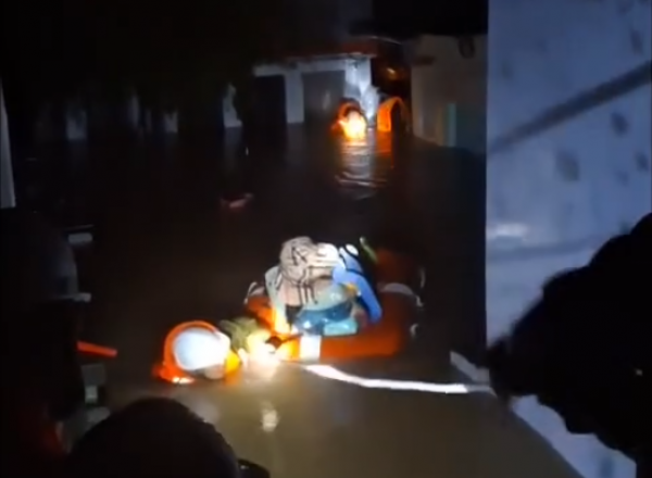 Căng mình cứu dân ở hạ lưu thủy điện Sông Ba Hạ Căng mình cứu dân ở hạ lưu thủy điện Sông Ba Hạ