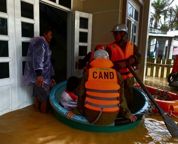 Căng mình cứu dân ở hạ lưu thủy điện Sông Ba Hạ Căng mình cứu dân ở hạ lưu thủy điện Sông Ba Hạ