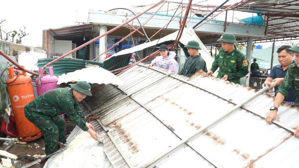 Căng mình khắc phục hậu quả bão số 5 Căng mình khắc phục hậu quả bão số 5