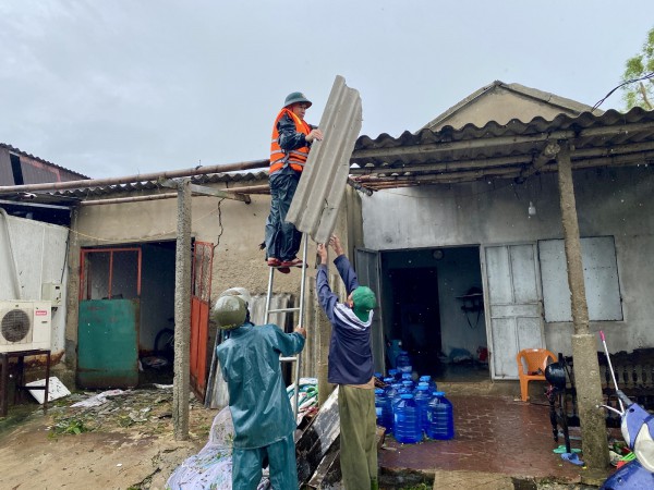 Căng mình khắc phục hậu quả bão số 5 Căng mình khắc phục hậu quả bão số 5