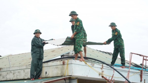 Căng mình khắc phục hậu quả bão số 5 Căng mình khắc phục hậu quả bão số 5