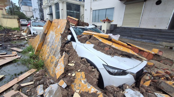 Căng mình khắc phục hậu quả bão số 5 Căng mình khắc phục hậu quả bão số 5