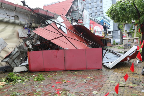 Căng mình khắc phục hậu quả bão số 5 Căng mình khắc phục hậu quả bão số 5