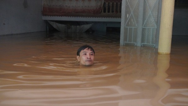 Căng mình khắc phục hậu quả bão số 5 Căng mình khắc phục hậu quả bão số 5