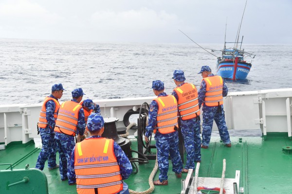 Cảnh sát biển kịp thời cứu 4 ngư dân gặp nạn trên vùng biển Trường Sa Cảnh sát biển kịp thời cứu 4 ngư dân gặp nạn trên vùng biển Trường Sa
