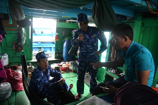 Cảnh sát biển kịp thời cứu 4 ngư dân gặp nạn trên vùng biển Trường Sa Cảnh sát biển kịp thời cứu 4 ngư dân gặp nạn trên vùng biển Trường Sa