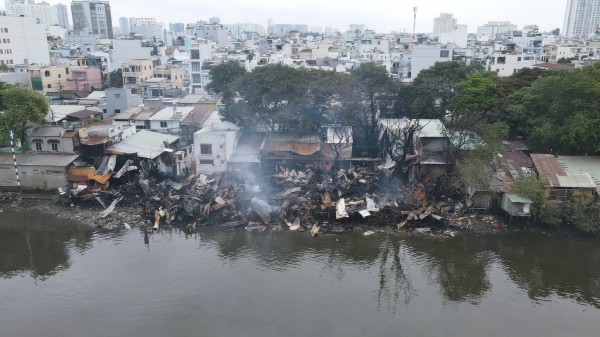 Cảnh tan hoang sau vụ cháy dãy nhà ven kênh Tàu Hủ
