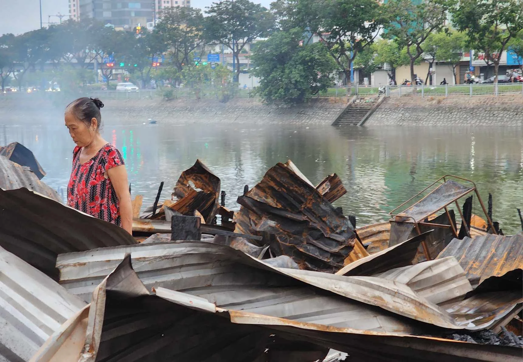 Cảnh tan hoang sau vụ cháy dãy nhà ven kênh Tàu Hủ