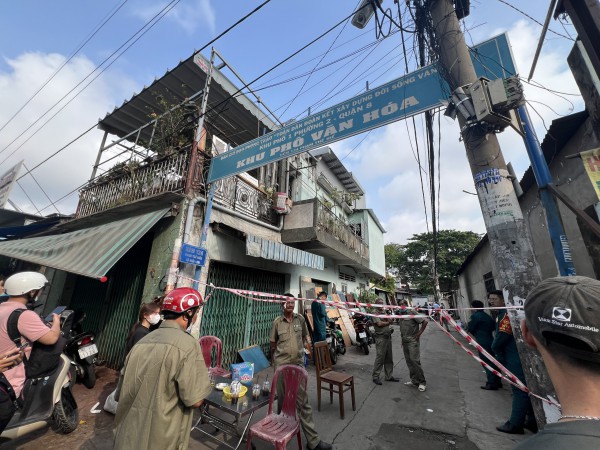 Cảnh tan hoang sau vụ cháy dãy nhà ven kênh Tàu Hủ