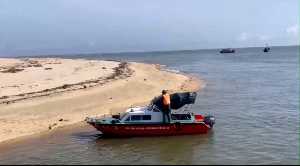 Cano biên phòng vượt sóng cấp cứu ngư dân bị tai biến trên biển