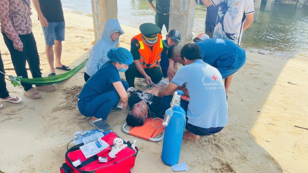 Cano biên phòng vượt sóng cấp cứu ngư dân bị tai biến trên biển