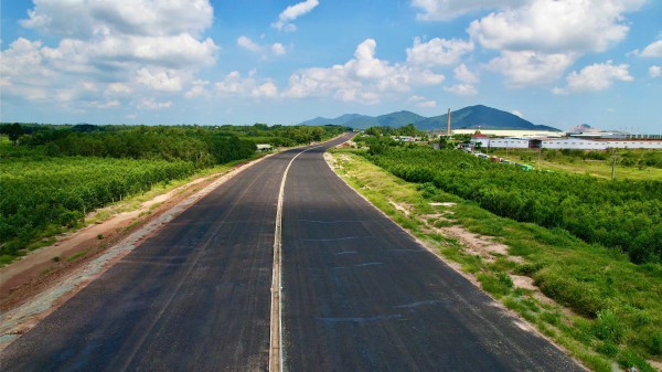 Cao tốc Biên Hòa - Vũng Tàu: Bên bắt đầu thảm nhựa, bên ngổn ngang mặt bằng