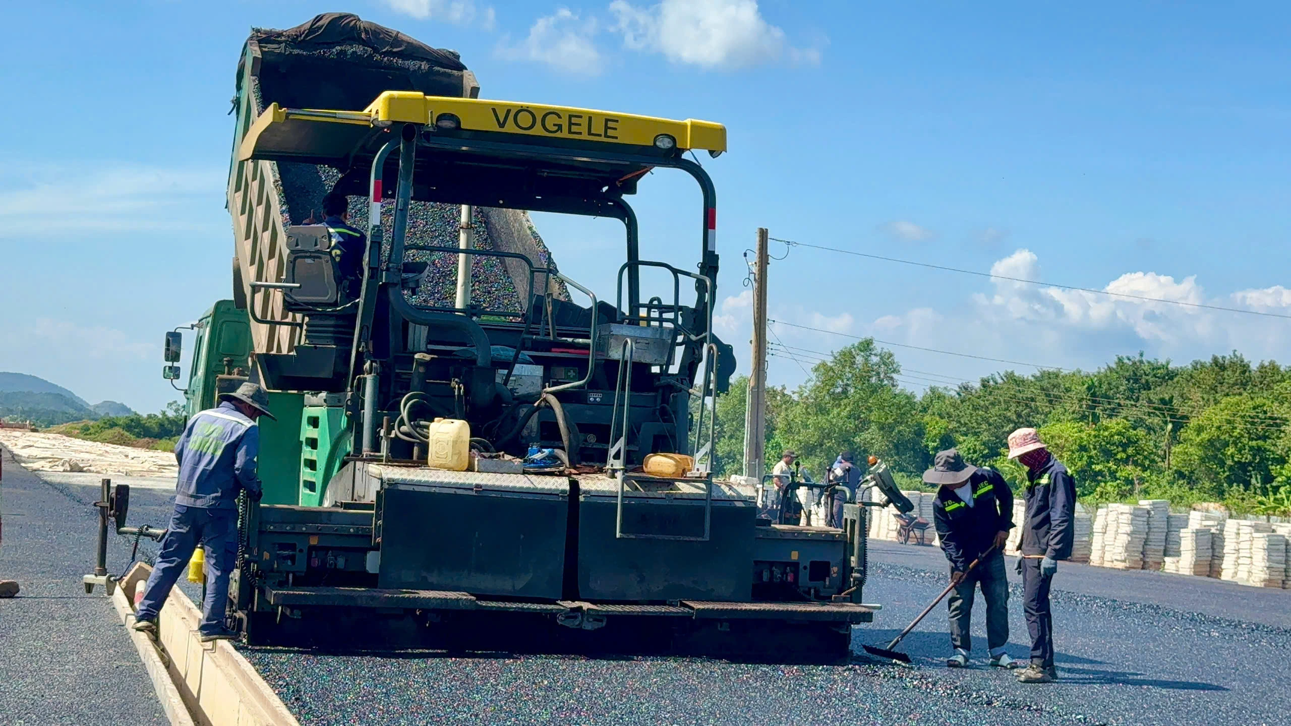 Cao tốc Biên Hòa - Vũng Tàu: Bên bắt đầu thảm nhựa, bên ngổn ngang mặt bằng