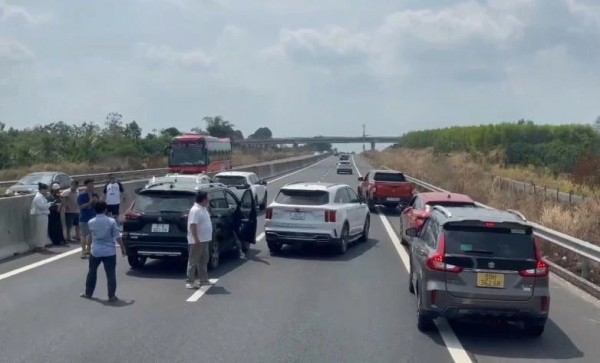Cao tốc Phan Thiết - Dầu Giây xảy ra 3 vụ tai nạn chiều mùng 7 tết Cao tốc Phan Thiết - Dầu Giây xảy ra 3 vụ tai nạn chiều mùng 7 tết