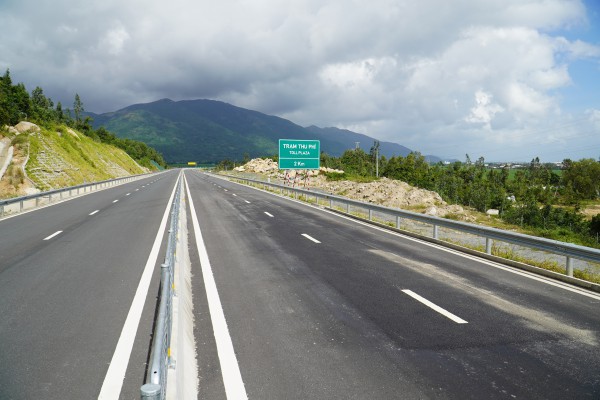 Cao tốc Vân Phong - Nha Trang: 13 km đầu tuyến chưa thông xe đã phải sửa Cao tốc Vân Phong - Nha Trang: 13 km đầu tuyến chưa thông xe đã phải sửa