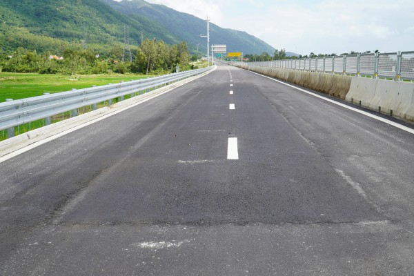 Cao tốc Vân Phong - Nha Trang: 13 km đầu tuyến chưa thông xe đã phải sửa Cao tốc Vân Phong - Nha Trang: 13 km đầu tuyến chưa thông xe đã phải sửa