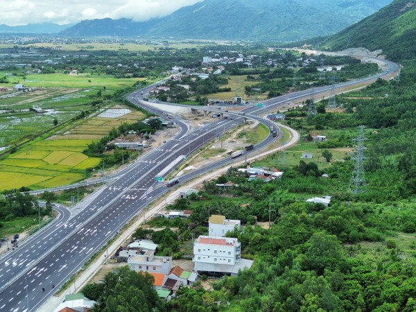 Cao tốc Vân Phong - Nha Trang: 13 km đầu tuyến chưa thông xe đã phải sửa Cao tốc Vân Phong - Nha Trang: 13 km đầu tuyến chưa thông xe đã phải sửa
