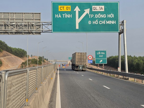 Cao tốc Vũng Áng - Cam Lộ tạm đóng từng đoạn để lắp giá long môn