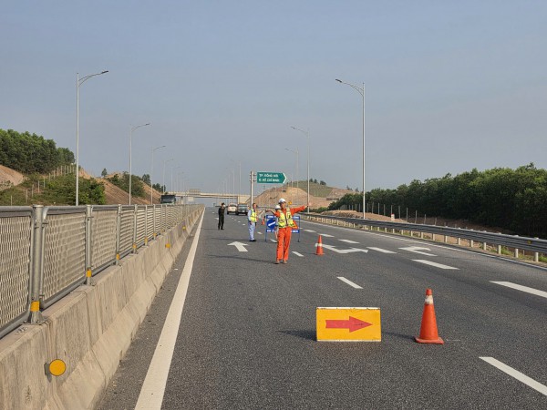 Cao tốc Vũng Áng - Cam Lộ tạm đóng từng đoạn để lắp giá long môn