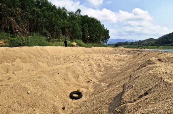 Cát sông Thu Bồn bị 'rút ruột' giữa đêm