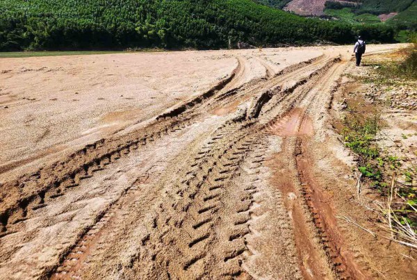 Cát sông Thu Bồn bị 'rút ruột' giữa đêm