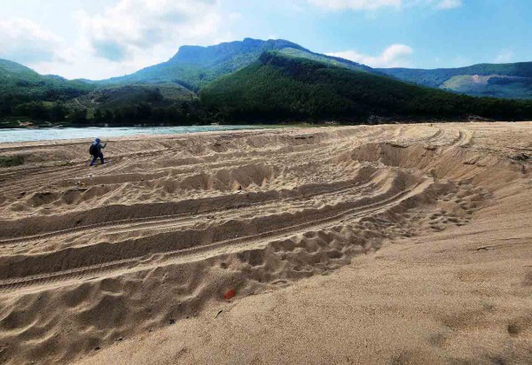 Cát sông Thu Bồn bị 'rút ruột' giữa đêm