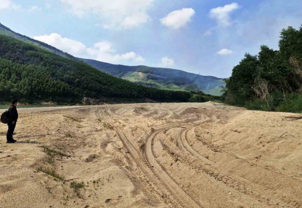 Cát sông Thu Bồn bị 'rút ruột' giữa đêm