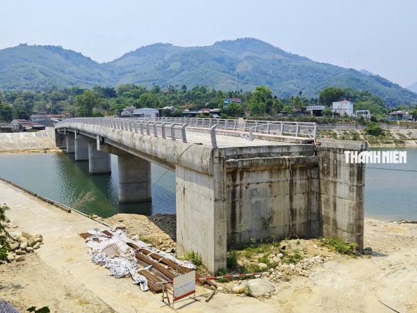 Cầu Sơn Mùa 79 tỉ đồng 'chờ đường dẫn' ở Quảng Ngãi: Đơn vị thi công nói gì?