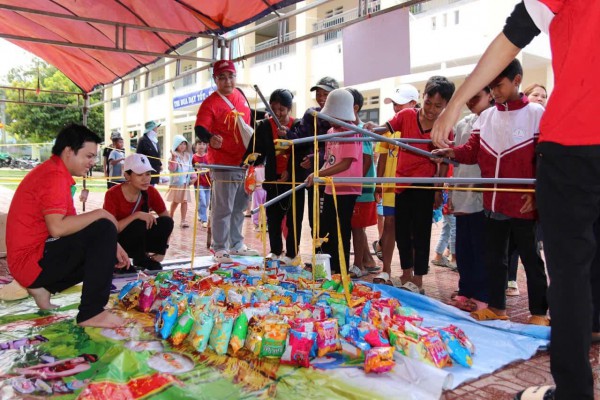 Câu lạc bộ Tia Sáng 13 năm gieo nụ cười nơi vùng sâu vùng xa Câu lạc bộ Tia Sáng 13 năm gieo nụ cười nơi vùng sâu vùng xa