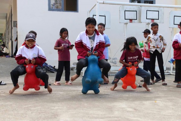 Câu lạc bộ Tia Sáng 13 năm gieo nụ cười nơi vùng sâu vùng xa Câu lạc bộ Tia Sáng 13 năm gieo nụ cười nơi vùng sâu vùng xa