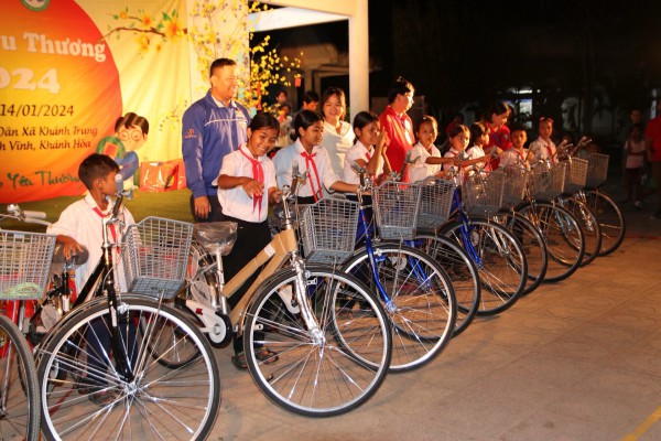 Câu lạc bộ Tia Sáng 13 năm gieo nụ cười nơi vùng sâu vùng xa Câu lạc bộ Tia Sáng 13 năm gieo nụ cười nơi vùng sâu vùng xa