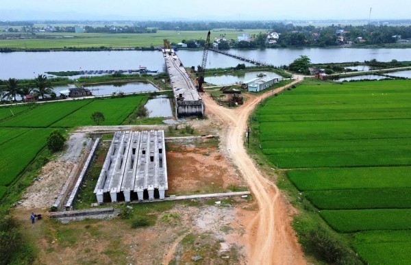 Cầu trăm tỉ đồng 'treo' gần cả thập niên