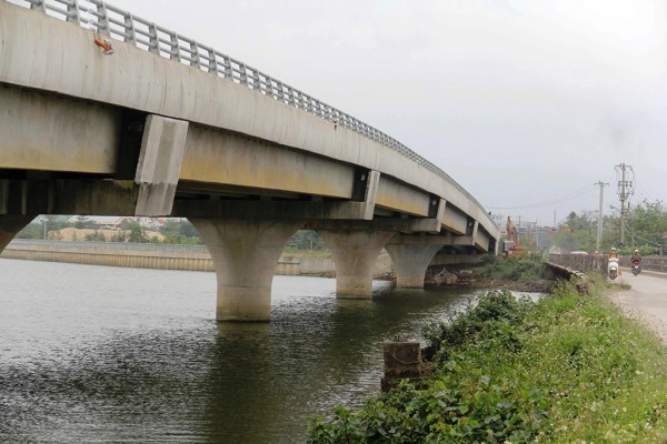 Cầu trăm tỉ đồng 'treo' gần cả thập niên