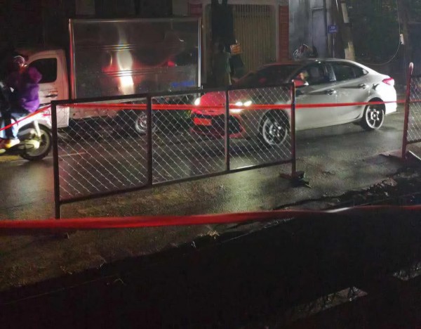 Cây cổ thụ bật gốc đè nhà dân nghi do đào đường thi công dự án