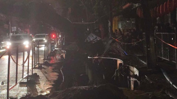 Cây cổ thụ bật gốc đè nhà dân nghi do đào đường thi công dự án