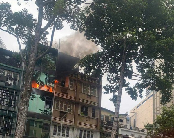 Chập điện gây cháy công ty trên đường Trần Hưng Đạo ở TP.HCM Chập điện gây cháy công ty trên đường Trần Hưng Đạo ở TP.HCM