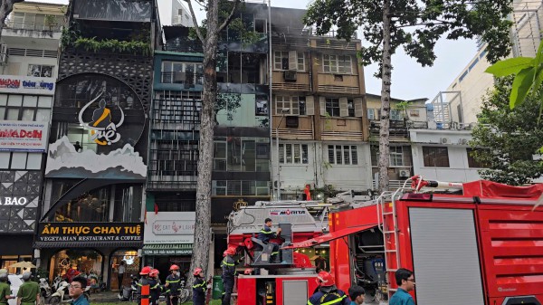 Chập điện gây cháy công ty trên đường Trần Hưng Đạo ở TP.HCM Chập điện gây cháy công ty trên đường Trần Hưng Đạo ở TP.HCM