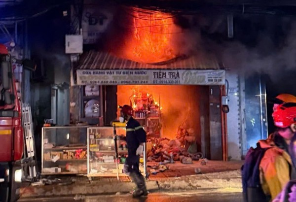 Cháy 2 cửa hàng ở TP.HCM trong đêm Cháy 2 cửa hàng ở TP.HCM trong đêm
