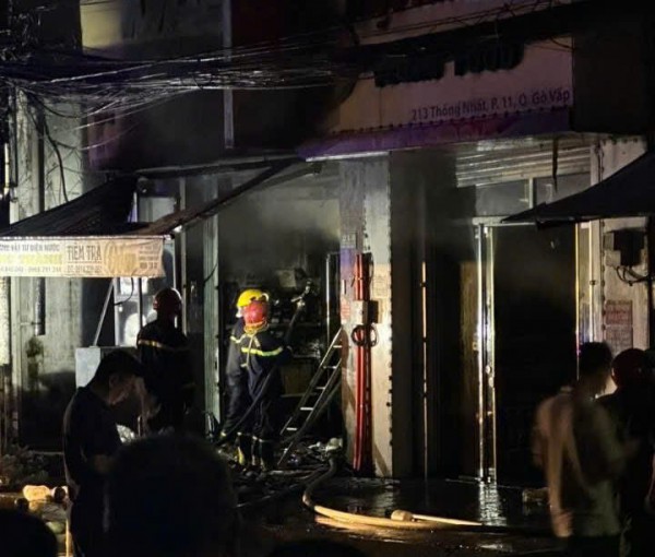 Cháy 2 cửa hàng ở TP.HCM trong đêm Cháy 2 cửa hàng ở TP.HCM trong đêm