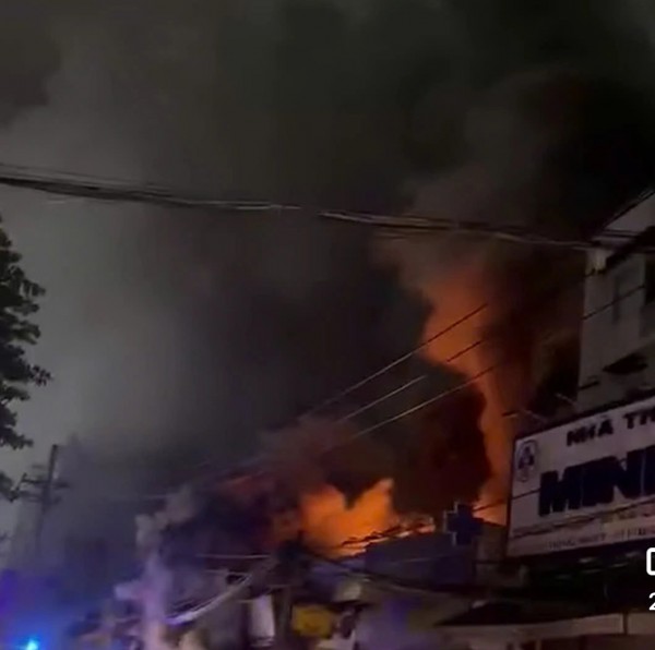 Cháy 2 cửa hàng ở TP.HCM trong đêm Cháy 2 cửa hàng ở TP.HCM trong đêm