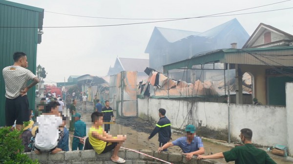 Cháy 3 nhà dân, 1 người tử vong