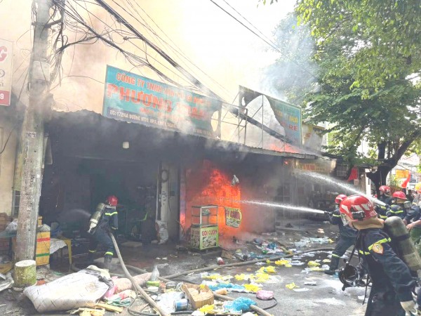 Cháy cửa hàng đồ nhựa ở TP.HCM, cư dân hốt hoảng di dời tài sản