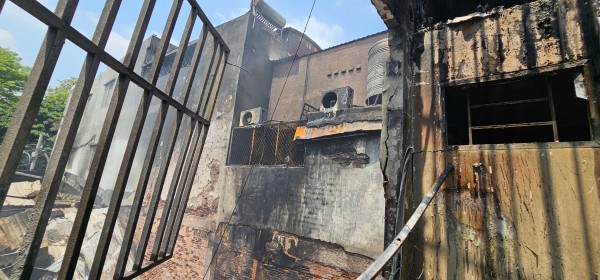 Cháy cửa hàng đồ nhựa ở TP.HCM, cư dân hốt hoảng di dời tài sản