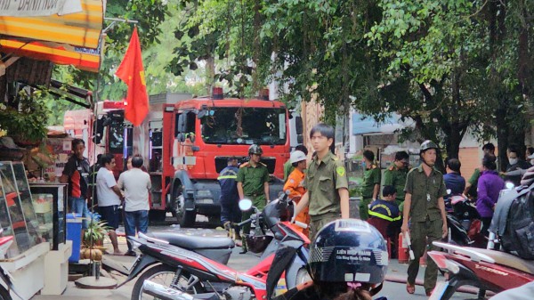 Cháy cửa hàng đồ nhựa ở TP.HCM, cư dân hốt hoảng di dời tài sản