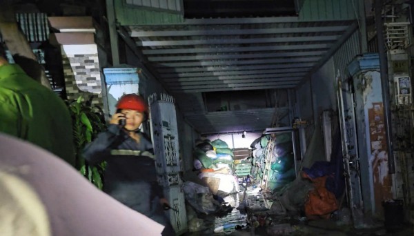 Cháy kho bao bì nhựa, khói đen bao trùm khu dân cư ở TP.HCM Cháy kho bao bì nhựa, khói đen bao trùm khu dân cư ở TP.HCM